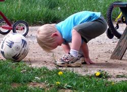 Normal_peuter_spelen_kind_bal_opvang